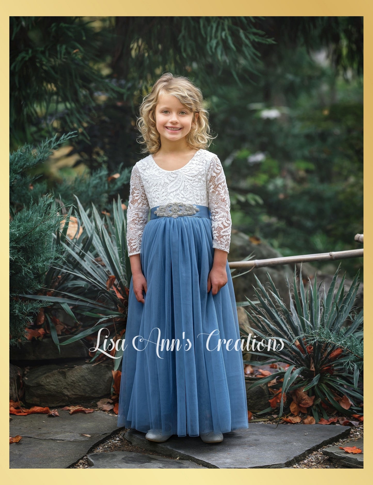 Dusty blue flower girl dress in long tulle with long sleeves in white lace. 